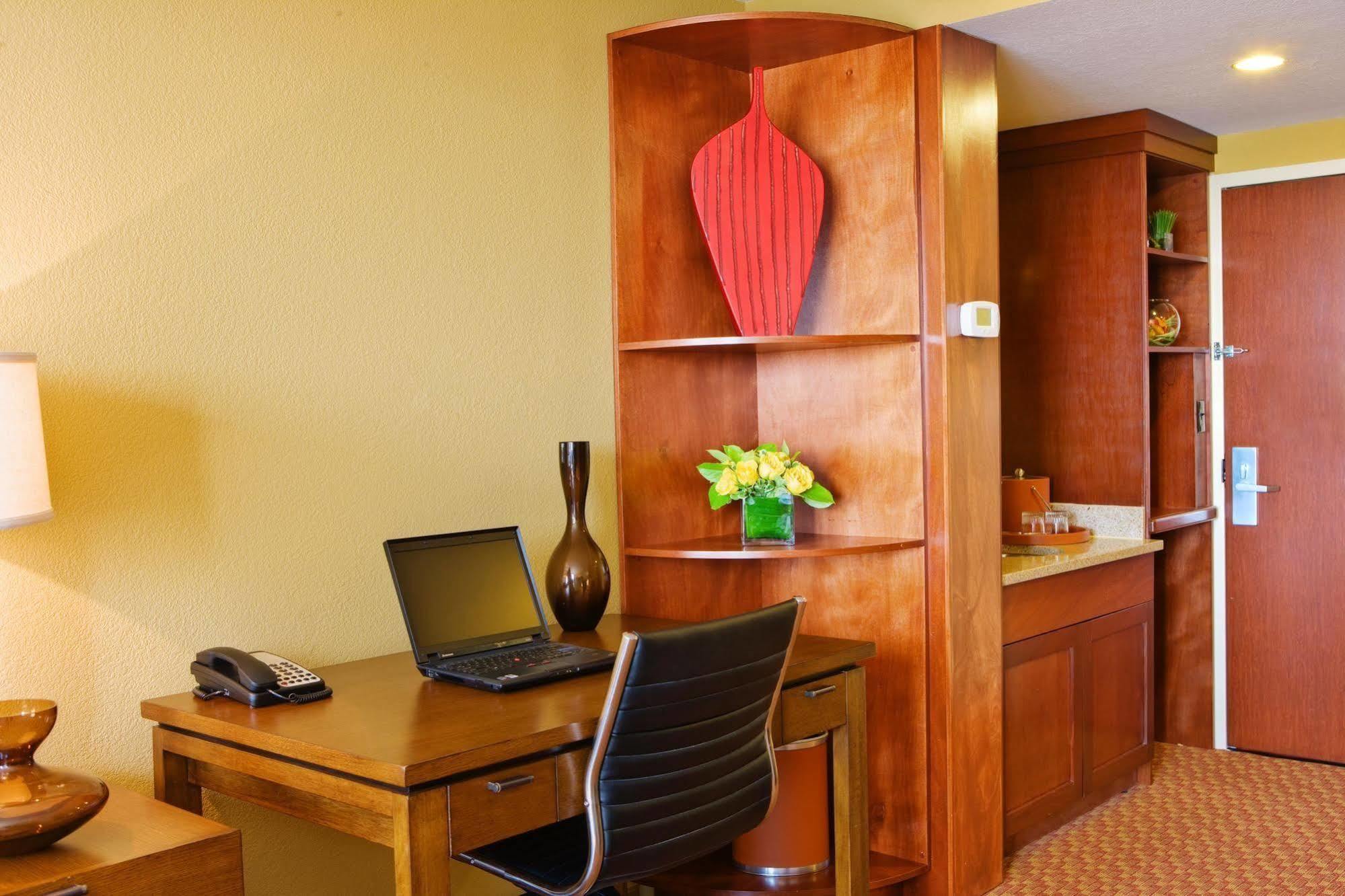 Courtyard By Marriott Boston Logan Airport Otel Dış mekan fotoğraf